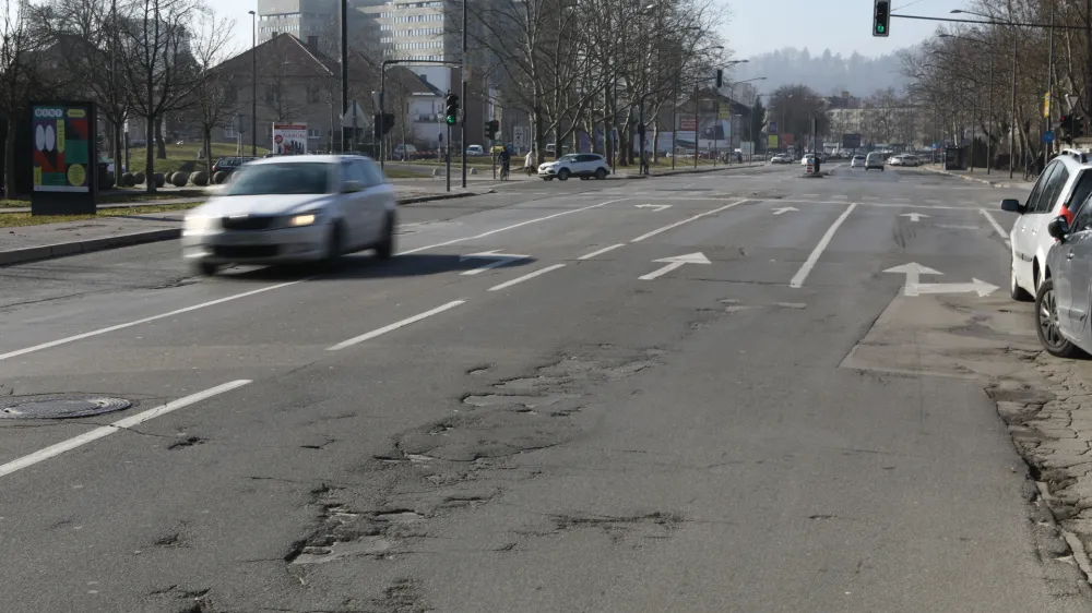 Linhartovo cesto, ki je že več let v izjemno slabem stanju, naj bi ljubljanska občina letos vendarle začela prenavljati. 