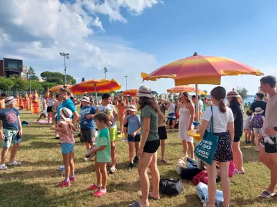 Udeleženci počitniškega programa Počitnice Biserov na portoroški plaži. F Karitas