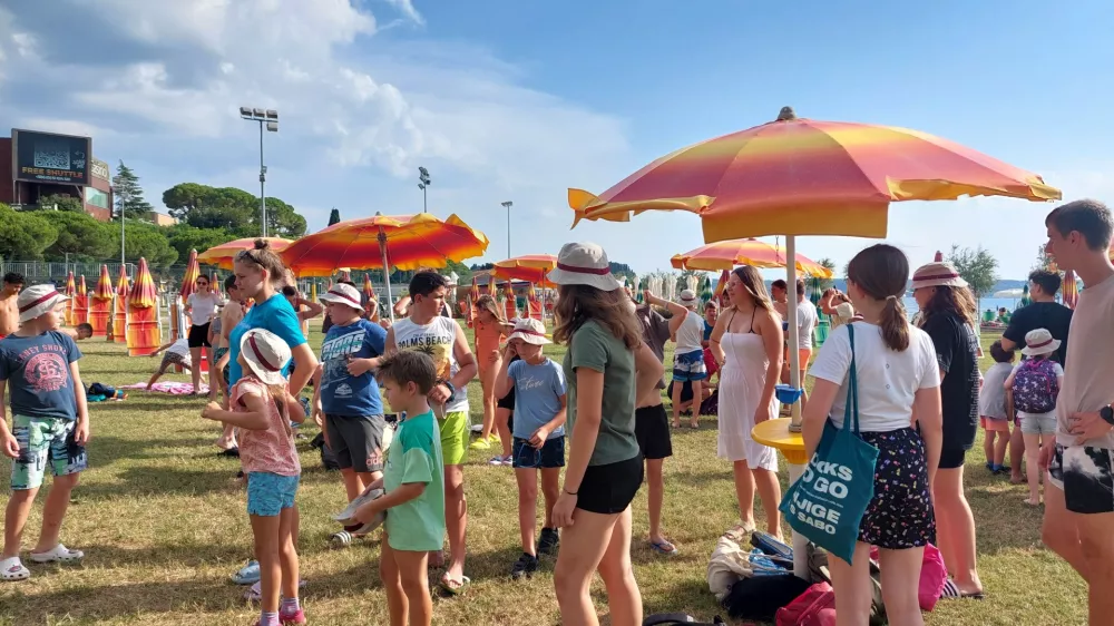 Udeleženci počitniškega programa Počitnice Biserov na portoroški plaži. F Karitas