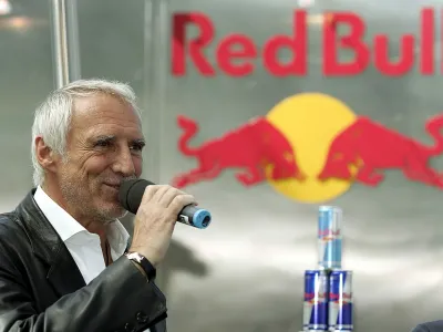 ARCHIV: Der Gruender des Konzerns Red Bull, Dietrich Mateschitz, spricht bei der Praesentation von Red Bull Salzburg im Hangar 7 des Flughafens Salzburg (Foto vom 13.06.05). Mateschitz ist ein gesellschaftliches und wirtschaftliches Phaenomen. Einerseits gilt der 68 Jahre alte Oesterreicher als konservativer Mensch, andererseits steckt er voller unkonventioneller Geschaeftsideen. Sein Ende der 1980er Jahre gegruendeter Konzern Red Bull ist laengst mehr als der groesste Energydrink-Hersteller der Welt; er ist einer der groessten Sportkonzerne der Welt. Nun moechte Red Bull kuenftig auch dem in der oeffentlichen Wahrnehmung darbenden deutschen Eishockey Fluegel verleihen. (zu dapd-Text)<br>Foto: Andreas Schaad/AP/dapd