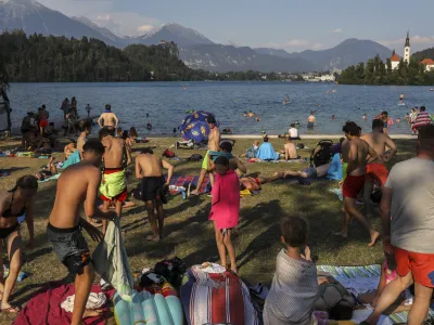 - 21.7.2022 - Bled - Blejski otok, kopalci, turisti, vročina, hlajenje, jezero, vodne aktivnosti //FOTO: Jaka Gasar