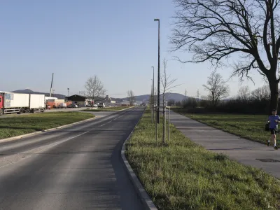 Namen nove ceste je vodenje tovornega in osebnega prometa, ki ga povzroča industrijsko območje Zaloga in Polja, po najkrajši poti na avtocestni priključek Sneberje. Foto: Jaka Gasar