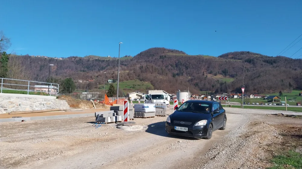 Ob vsakem deževju na cesti Horjul–Vrhnika kljub nasipanju nastajajo jame, tako da je cesta težko prevozna. Foto: Vesna Levičnik