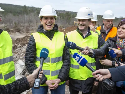 Ministrica za infrastrukturo Alenka Bratušek in vnovični član uprave družbe 2TDK Marko Brezigar (na njeni desni)