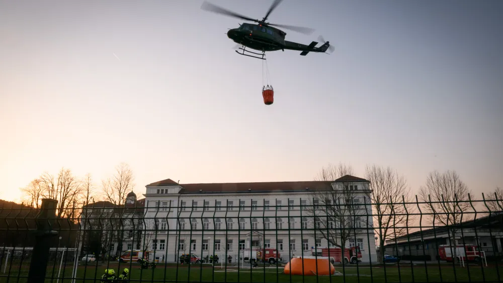 ﻿Ljubljana, Sentvid.<br>Na Sentviskem hribu na obrobju Ljubljane je popoldne izbruhnil pozar. V Gasilski brigadi Ljubljana za gasenje uporabljajo helikopter.