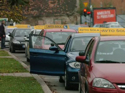 Avto šola - avtošola - vozila avtošol pri izpitnem centru na Roški cesti, //FOTO: Luka Cjuha<br><br>OPOMBA: ZA OBJAVO V ČASOPISU DNEVNIK