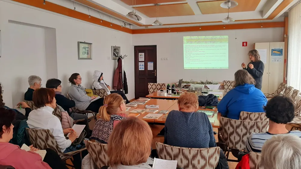 V prostorih krajevne skupnosti Primskovo so v pomlad vstopili s poučno delavnico o zeliščih in začimbah kot pomembnem delu prehranske samooskrbe.