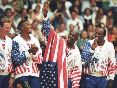 Ameriška košarkarska rerpezentanca (od leve Larry Bird, Scottie Pippen, Michael Jordan in Clyde Drexler) je bila glavna atrakcija na olimpijskih igrah leta 1992 v Barceloni.

 

 

 