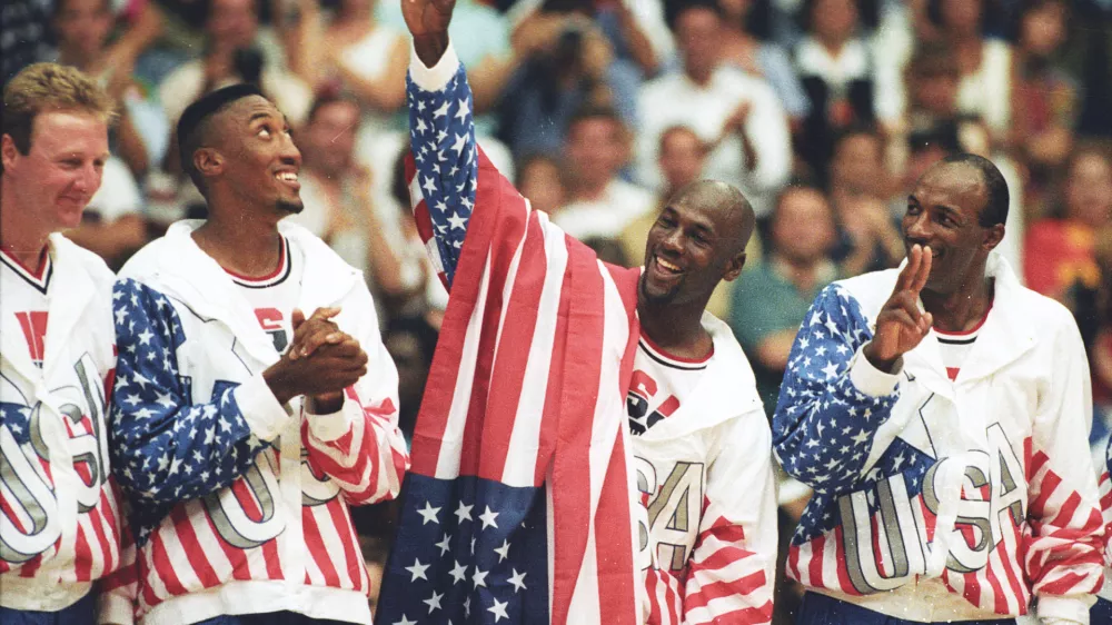 Ameriška košarkarska rerpezentanca (od leve Larry Bird, Scottie Pippen, Michael Jordan in Clyde Drexler) je bila glavna atrakcija na olimpijskih igrah leta 1992 v Barceloni.

 

 

 