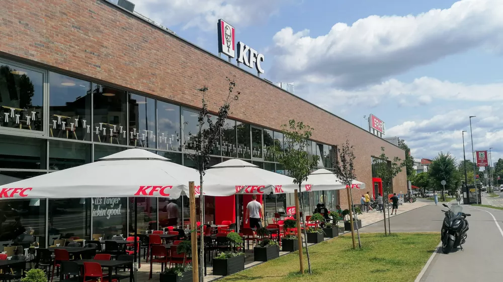 Prva poslovalnica KFC v Ljubljani deluje v prostoru, za katerega investitor gradnje še ni pridobil uporabnega dovoljenja. Na ljubljanski upravni enoti so pojasnili, da so vlogo za izdajo dovoljenja dobili v zadnjem tednu junija.

 

 