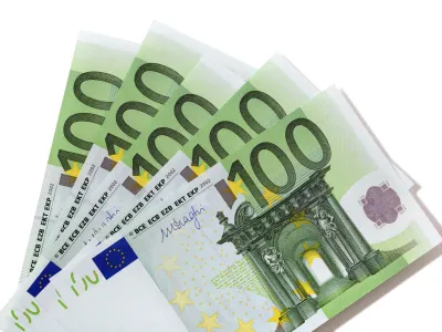 ﻿Euro 100 bills