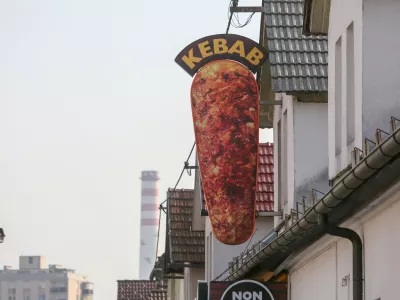 ﻿- Kebab - tradicionalna mesna jed iz Srednjega vzhoda – ulična prehrana - hitra hrana - - 06.03.2019 - Okrepčevalnica Doner Kebab, Zaloška cesta 30 v Ljubljani  //FOTO: Luka Cjuha.