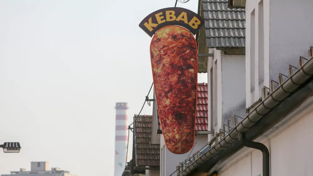 ﻿- Kebab - tradicionalna mesna jed iz Srednjega vzhoda – ulična prehrana - hitra hrana - - 06.03.2019 - Okrepčevalnica Doner Kebab, Zaloška cesta 30 v Ljubljani  //FOTO: Luka Cjuha.