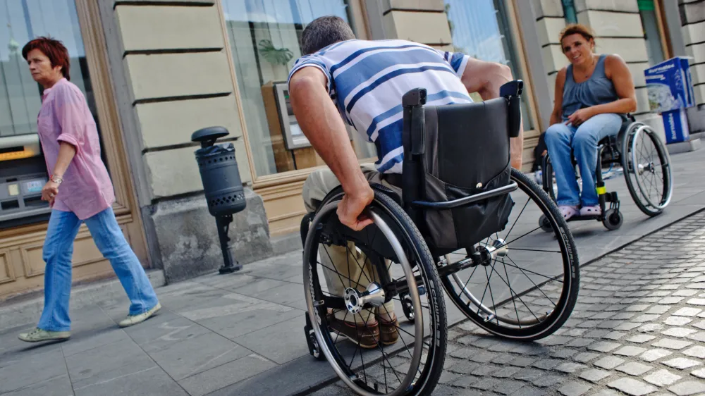 invalidi - paraplegiki na sprehodu opozorili na težave v urbanem okolju      //FOTO: Tomaž Zajelšnik