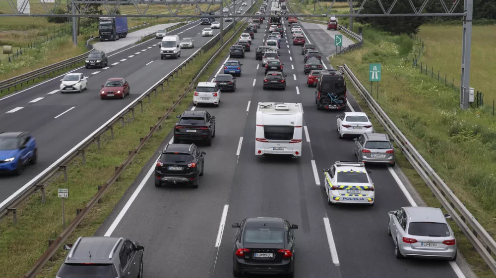 - 21.06.2024 - zastoji na zahodni ljubljanski obvoznici, smer primorska - policija //FOTO: Jaka Gasar