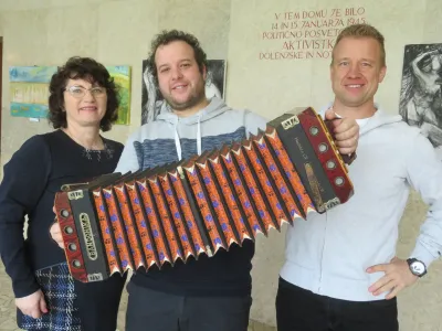 Bandonika zahteva še veliko raziskovanja, pravi glasbenik Klemen Bojanovič (na sliki v sredini). Ob njem sta Zdenka Pezdirc in Tadej Fink. Foto: Dragana Stanković