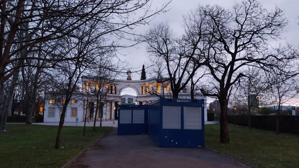 Pred Plečnikovimi Žalami bodo do konca leta stali kontejnerji, v katerih so pisarne pogrebnega podjetja. Foto: Vesna Levičnik