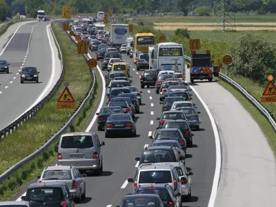 - gneča na cesti, kolone avtomobilov na AC Ljubljana - Karavanke, pred viaduktom Tržiška Bistrica/// FOTO: Matej PovšeOPOMBA: SAMO ZA OBJAVO V ČASOPISU DNEVNIK