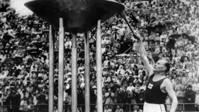 Paavo Nurmi je na olimpijskih igrah leta 1952 v Helsinkih prižgal olimpijski ogenj.