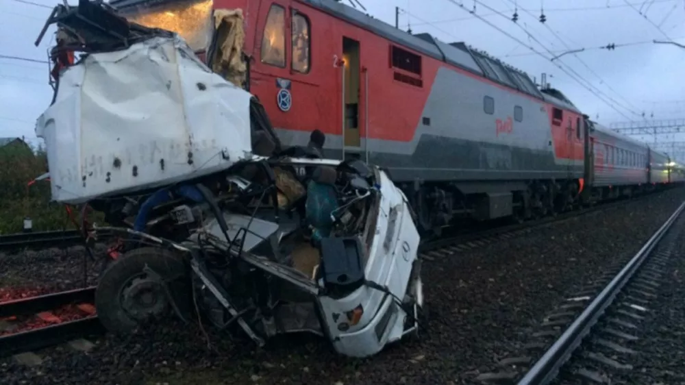 ﻿The wreckage of a passenger bus is seen after it was hit by a train at a crossing near the town of Pokrov, in Vladimir region, Russia October 6, 2017. Russian Interior Ministry/Handout via REUTERS ATTENTION EDITORS - THIS IMAGE HAS BEEN SUPPLIED BY A THIRD PARTY. NO RESALES. NO ARCHIVE.