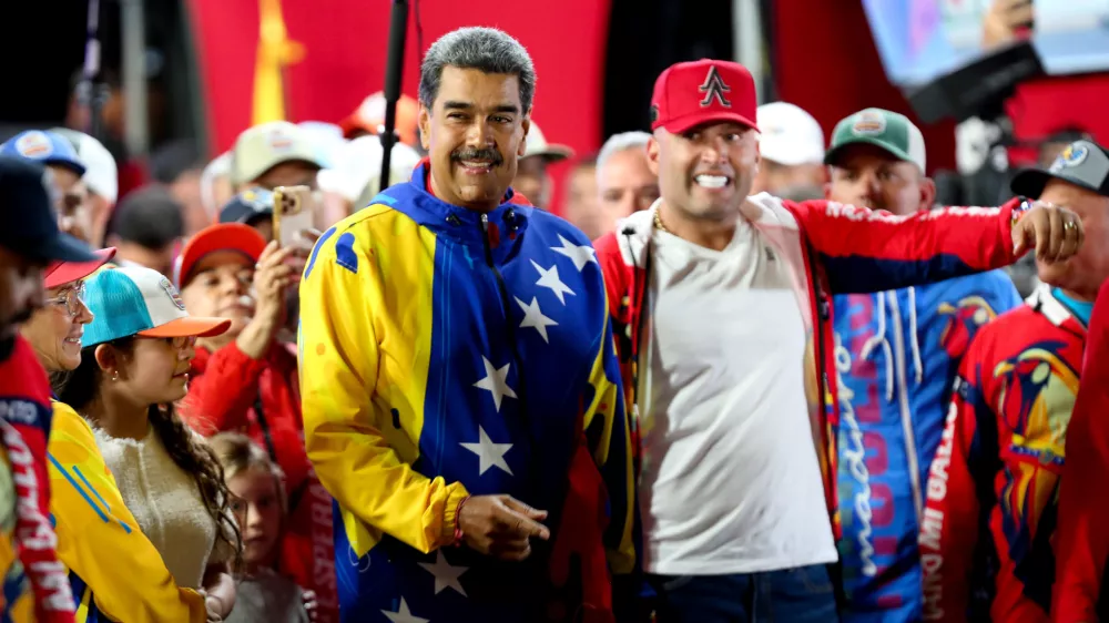 HANDOUT - 29 July 2024, Venezuela, Caracas: Nicolas Maduro (Center L), Venezuela's President, celebrates his re-election. Photo: -/Prensa Miraflores/dpa - ATENCIÓN: Sólo para uso editorial y mencionando el crédito completo