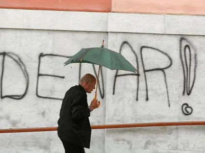 ﻿ilustrativna fotografija - grafit na ljubljanski frančiškanski cerkvi - DENAR - revščina/FOTO: Luka CjuhaOPOMBA: ZA OBJAVO V ČASOPISU DNEVNIK