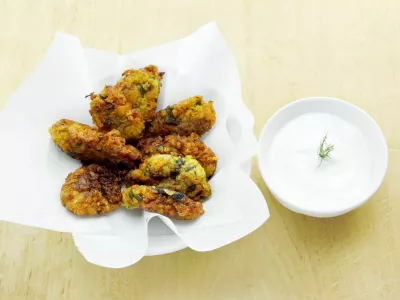 Greek zucchini fritters with tzatziki / Foto: Athina Psoma