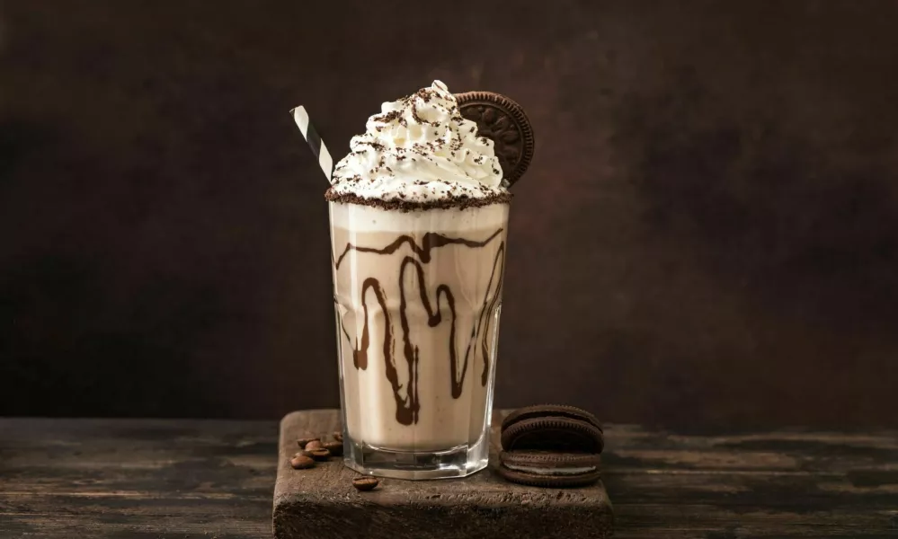 Cold Frappe Coffee or Frappuccino served with chocolate cookies and whipped cream. Mudslide delicious dessert coffee drink, copy space. / Foto: Mizina