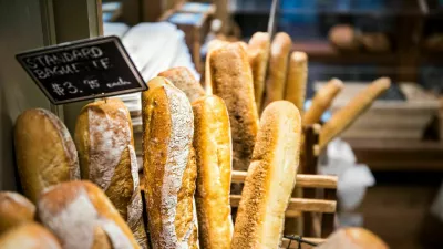 Closeup of fresh golden standard baked baguette loaves in bakery basket / Foto: Ablokhin