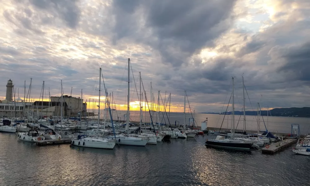 Dan v Trstu lahko zaključite s spremljanjem sončnega zahoda. Mi smo ga s terase plavajoče restavracije Pier, ladje, ki je zasidrana na pomolu Venezia. 