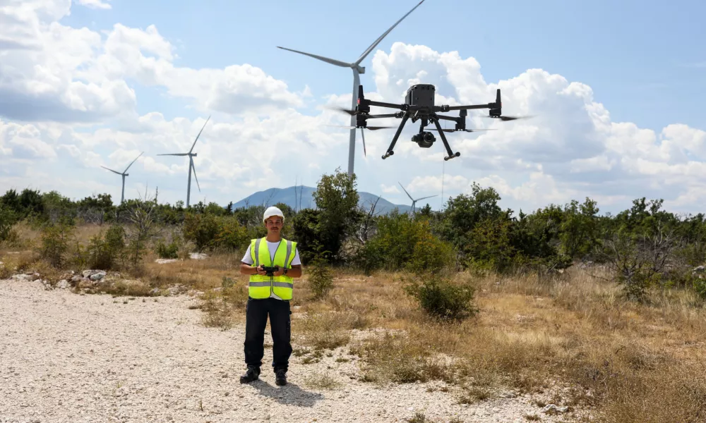 - Pregledovanje vetrnic z dronom.- 24.07.2024. - VE Ljubač. - Vetrna elektrarna Ljubač v bližini Knina na Hrvaškem, v lasti Petrola, sestavlja 9 vetrnic vsaka po 3,6 MW, Celotna elektrarna ima 32,4 MW skupne nazivne moči in 85-90 GWh predvidene letne proizvodnje energije.//FOTO: Bojan VelikonjaOPOMBA: ZA OBJAVO V OBJEKTIVU!!!!