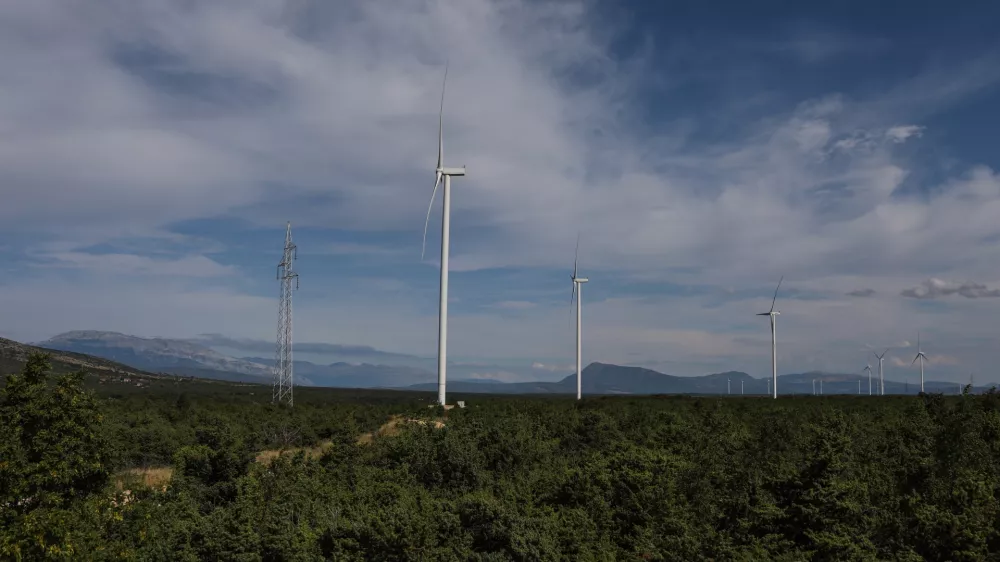 - Vetrna elektrarna, obnovljivi viri energije. - 24.07.2024. - Vetrna elektrarna Pađene v bližini Knina na Hrvaškem je največja vetrna elektrarna na Hrvaškem.//FOTO: Bojan VelikonjaOPOMBA: ZA OBJAVO V OBJEKTIVU!!!!