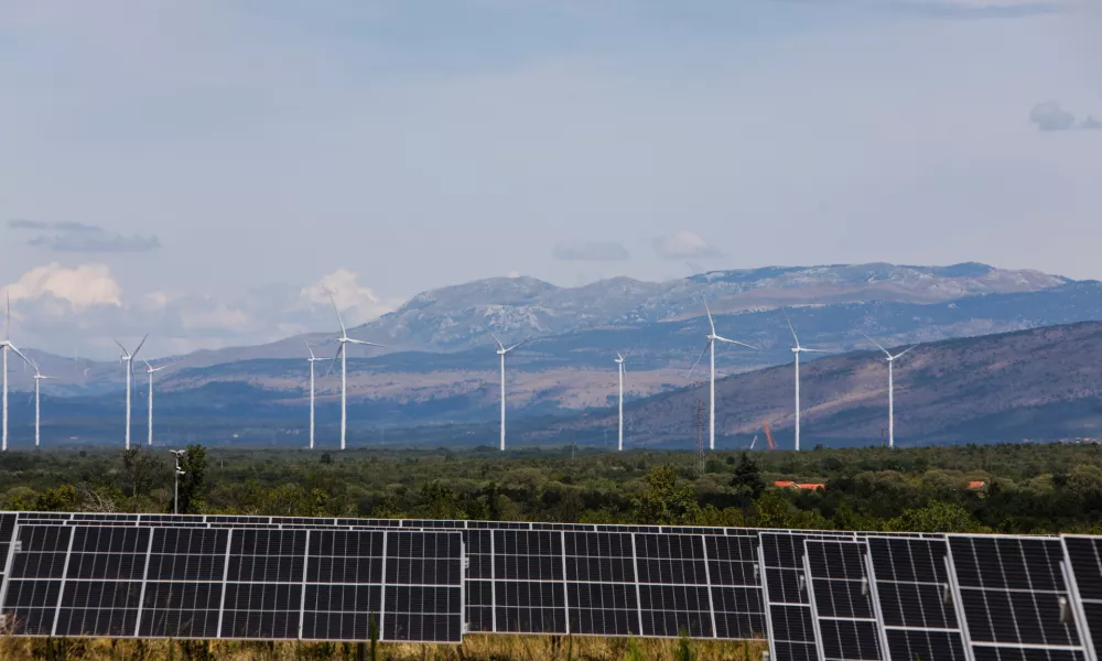 - Vetrna elektrarna, obnovljivi viri energije.- 24.07.2024. - Sončna elektrarna Ljubač v bližini Knina na Hrvaškem v lasti Petrola. V ozadju vetrna elektrarna Pađene.//FOTO: Bojan VelikonjaOPOMBA: ZA OBJAVO V OBJEKTIVU!!!!