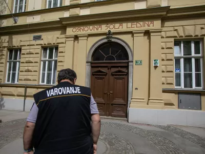 Ljubljanska občina je po grožnji aprila letos za več dni šolam zagotovila (dodatne) varnostnike in jih tudi plačala. F Luka Cjuha