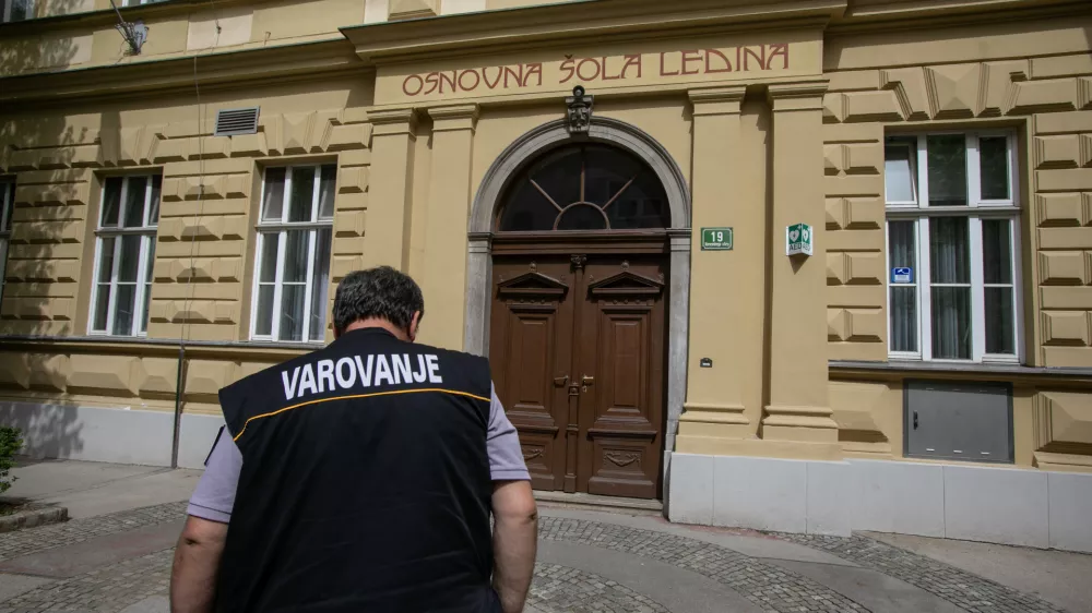 Ljubljanska občina je po grožnji aprila letos za več dni šolam zagotovila (dodatne) varnostnike in jih tudi plačala. F Luka Cjuha