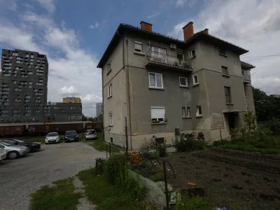 20.5.2024 - Šmartinska cesta - hiše predvidene za rušenje - preselitev na drugo lokacijo - podvoz pri Orto barFOTO: Luka Cjuha