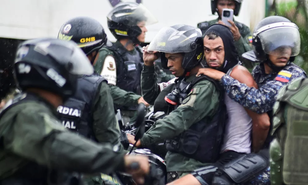 A demonstrator is detained by riot police, following clashes with protesters during a road blockade against the election results after both President Nicolas Maduro and his opposition rival Edmundo Gonzalez claimed victory in Sunday's presidential election, in Caracas, Venezuela July 29, 2024 REUTERS/Maxwell Briceno