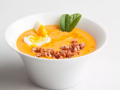 Salmorejo is an Andalusian smooth soup made with tomato, bread and olive oil. / Foto: Daviles