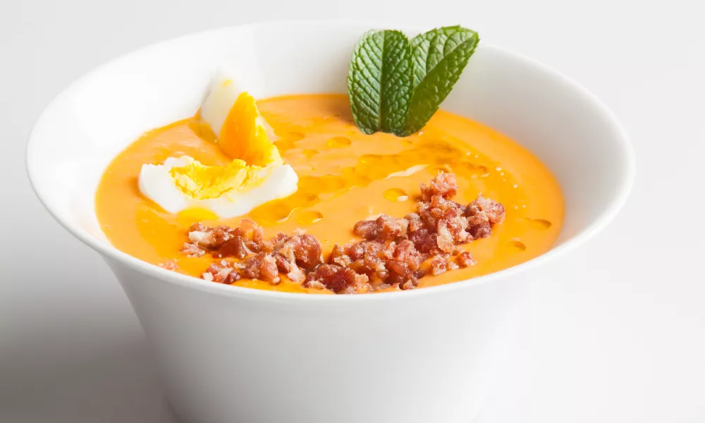 Salmorejo is an Andalusian smooth soup made with tomato, bread and olive oil. / Foto: Daviles