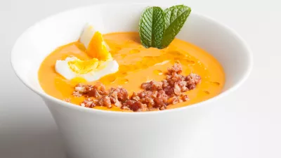 Salmorejo is an Andalusian smooth soup made with tomato, bread and olive oil. / Foto: Daviles