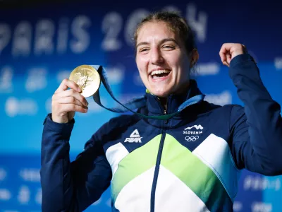 Francija, Pariz.Poletne olimpijske igre 2024 v Parizu.Podelitev medalj najboljsim judoistkam v kategoriji do 63 kg.Olimpijska prvakinja Andreja Leski z zlato medaljo.