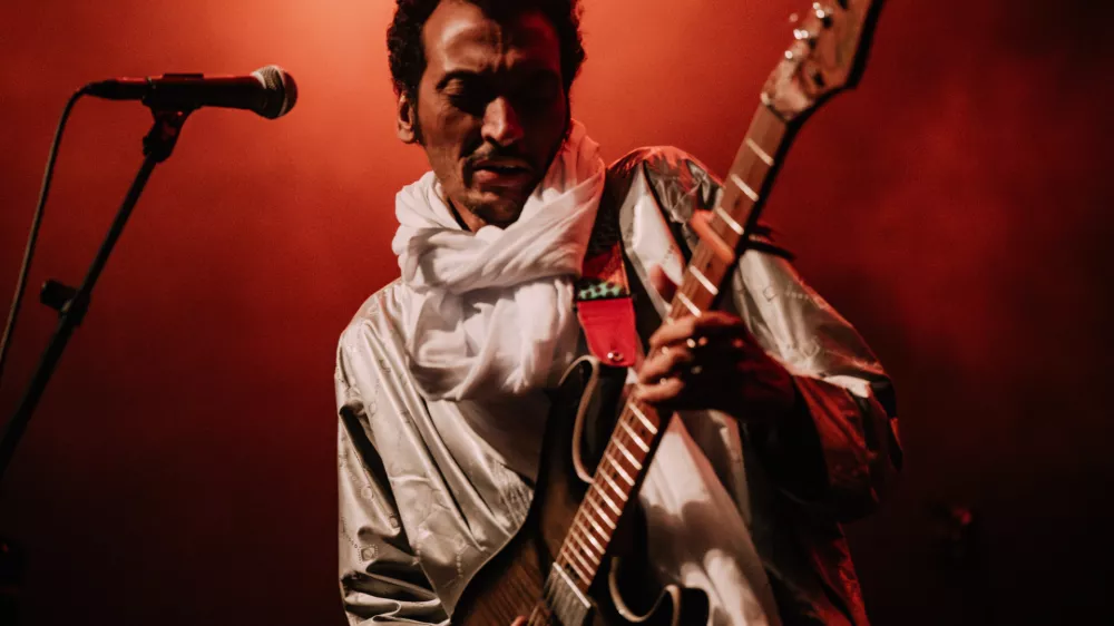 Bombino, tuareški glasbenik F Maarten Mooijaman