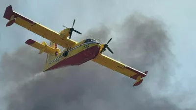 Pri gašenju pomagajo tudi canadairji.