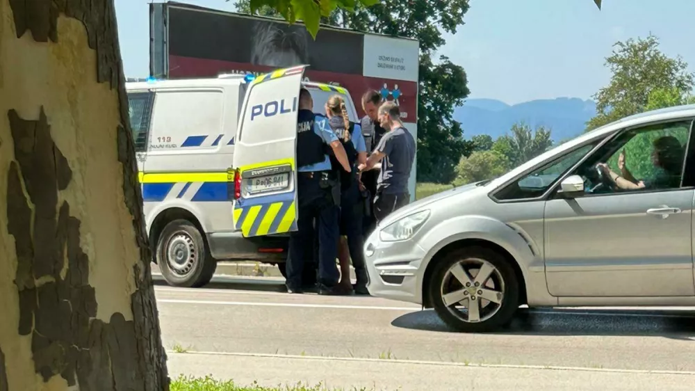 V trgovskem centru na Rudniku je varnostnik pri delu zalotil tatu.