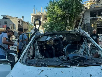 Palestinians inspect a vehicle where Al Jazeera TV said its reporter Ismail al-Ghoul and cameraman Ramy El Rify were killed in an Israeli strike, in Gaza City July 31, 2024. REUTERS/Ayman Al Hassi   TPX IMAGES OF THE DAY