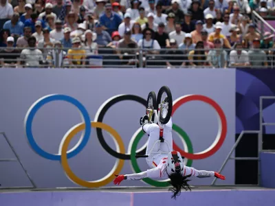 Francija, Pariz.Poletne olimpijske igre 2024 v Parizu.Zenski finale kolesarstva BMX v prostem slogu.Zmagovalka in prejemnica zlate medalje Kitajka Yawen Deng.