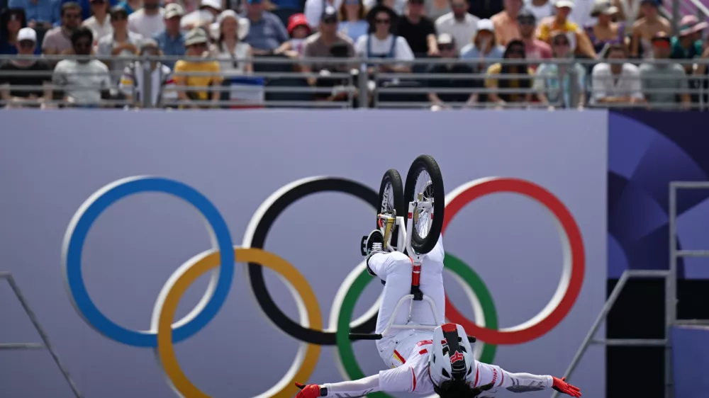 Francija, Pariz.Poletne olimpijske igre 2024 v Parizu.Zenski finale kolesarstva BMX v prostem slogu.Zmagovalka in prejemnica zlate medalje Kitajka Yawen Deng.