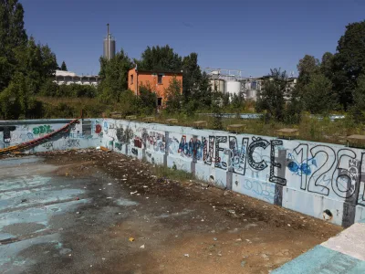 Da bi pocenila prenovo kopališča Vevče, je občina spremenila projekt tako, da je med drugim opustila gradnjo tobogana, pomožnega objekta s trgovino in košarkarskim igriščem na strehi ter podzemne parkirne hiše. Foto:  Luka Cjuha 