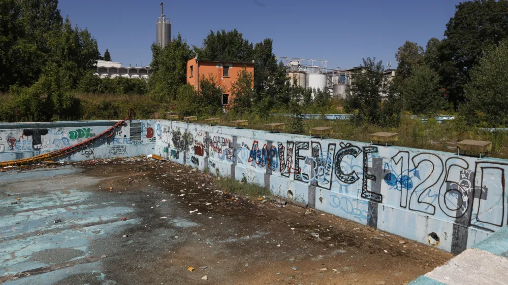 Da bi pocenila prenovo kopališča Vevče, je občina spremenila projekt tako, da je med drugim opustila gradnjo tobogana, pomožnega objekta s trgovino in košarkarskim igriščem na strehi ter podzemne parkirne hiše. Foto:  Luka Cjuha 