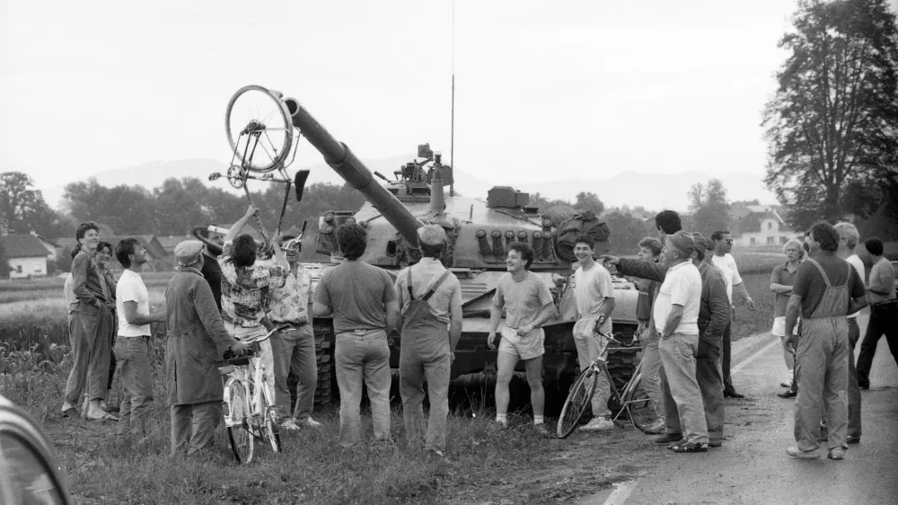 - VOJNA ZA SLOVENIJO 1991 - Brnik - veselje domainov ob pokvarjenem tanku JNA//FOTO: Toma SkaleOPOMBA: REPORTAA ZA OBJEKTIV 2021